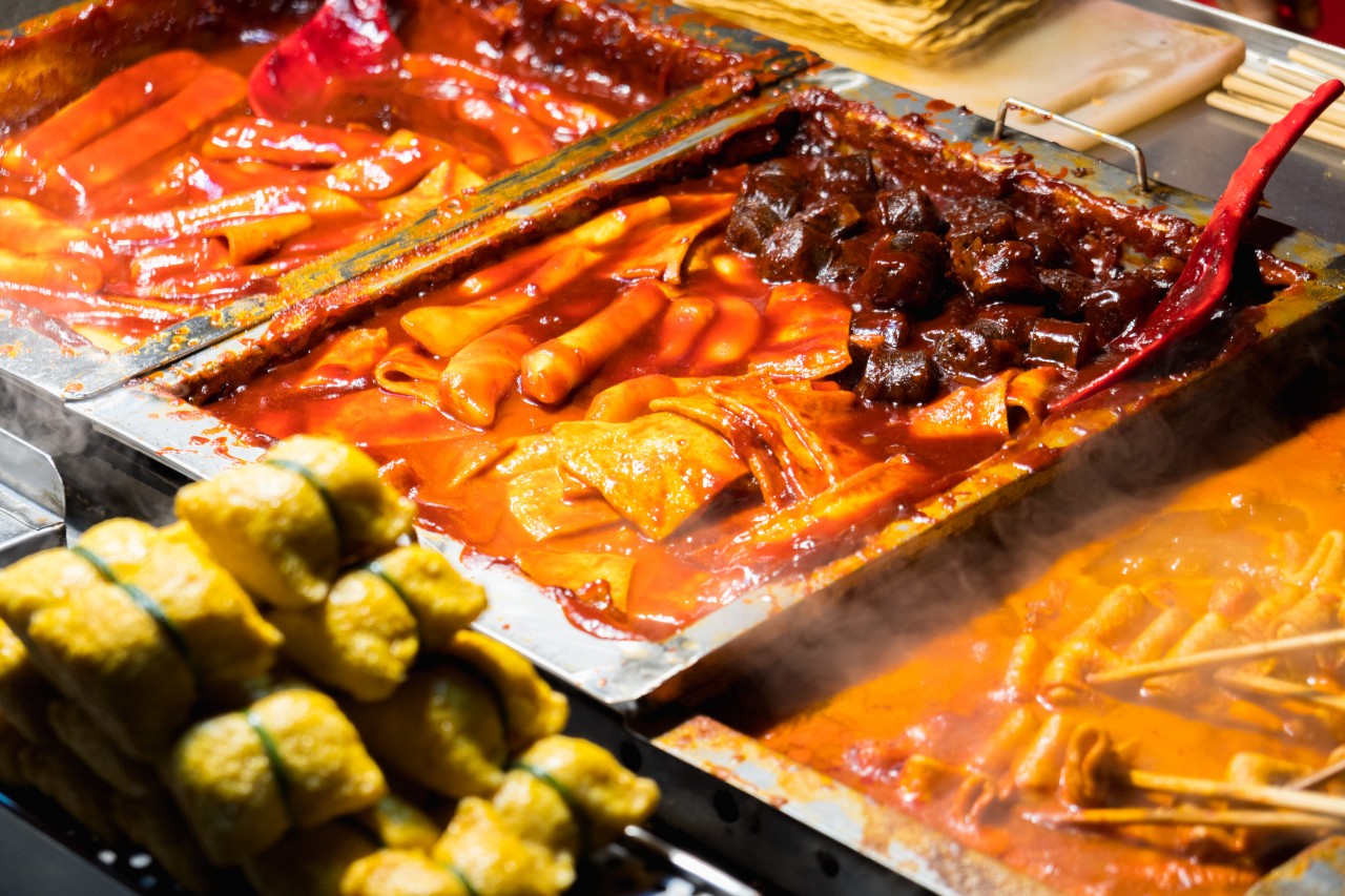Explore Makanan Tradisional Korea di Pasar Gukje Busan: Sundae dan Tteokbokki Pedas